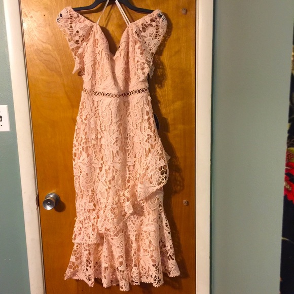 Lulus Dresses & Skirts - NWT Lulus peach lace off the shoulder dress
